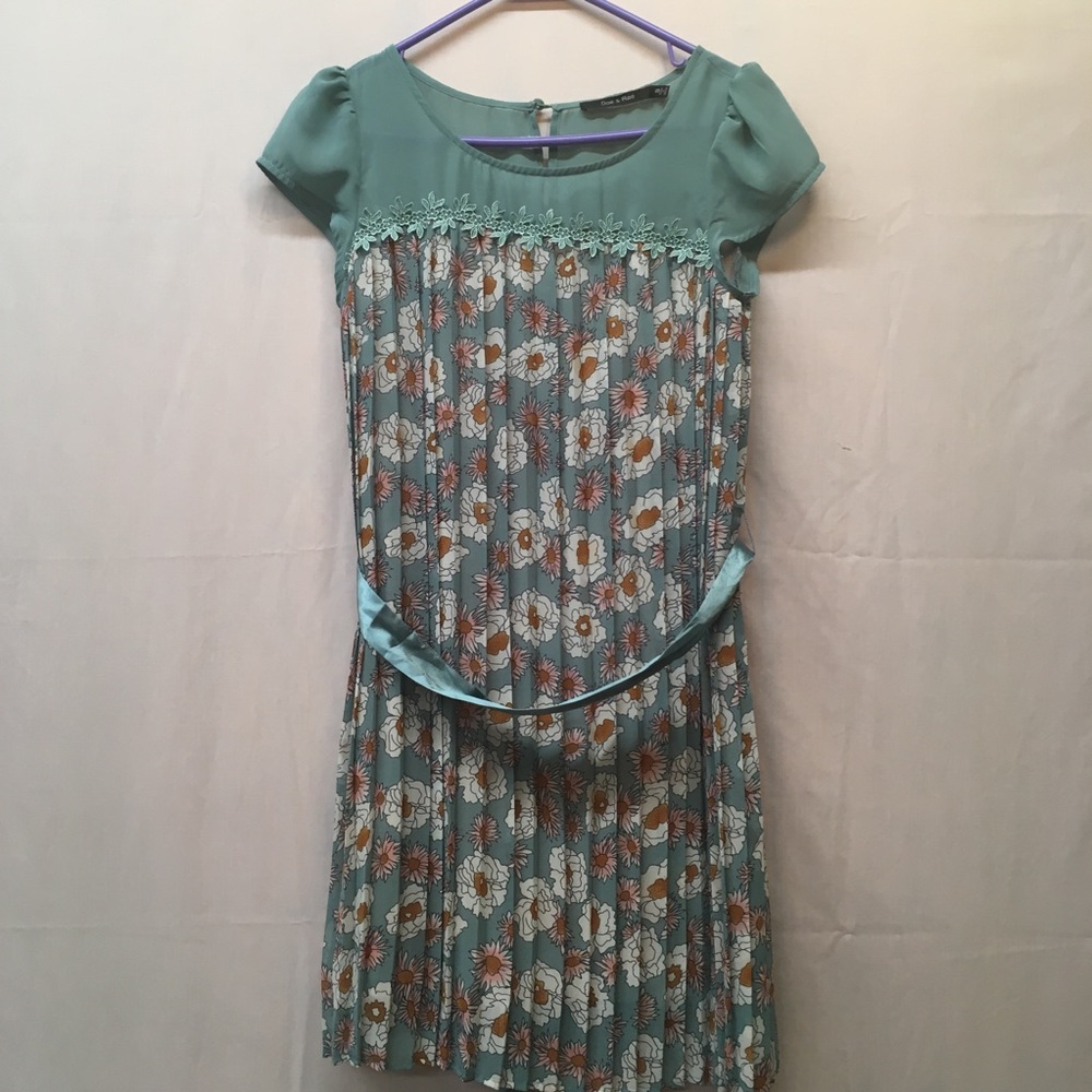Pleated seafoam green flowered short dress